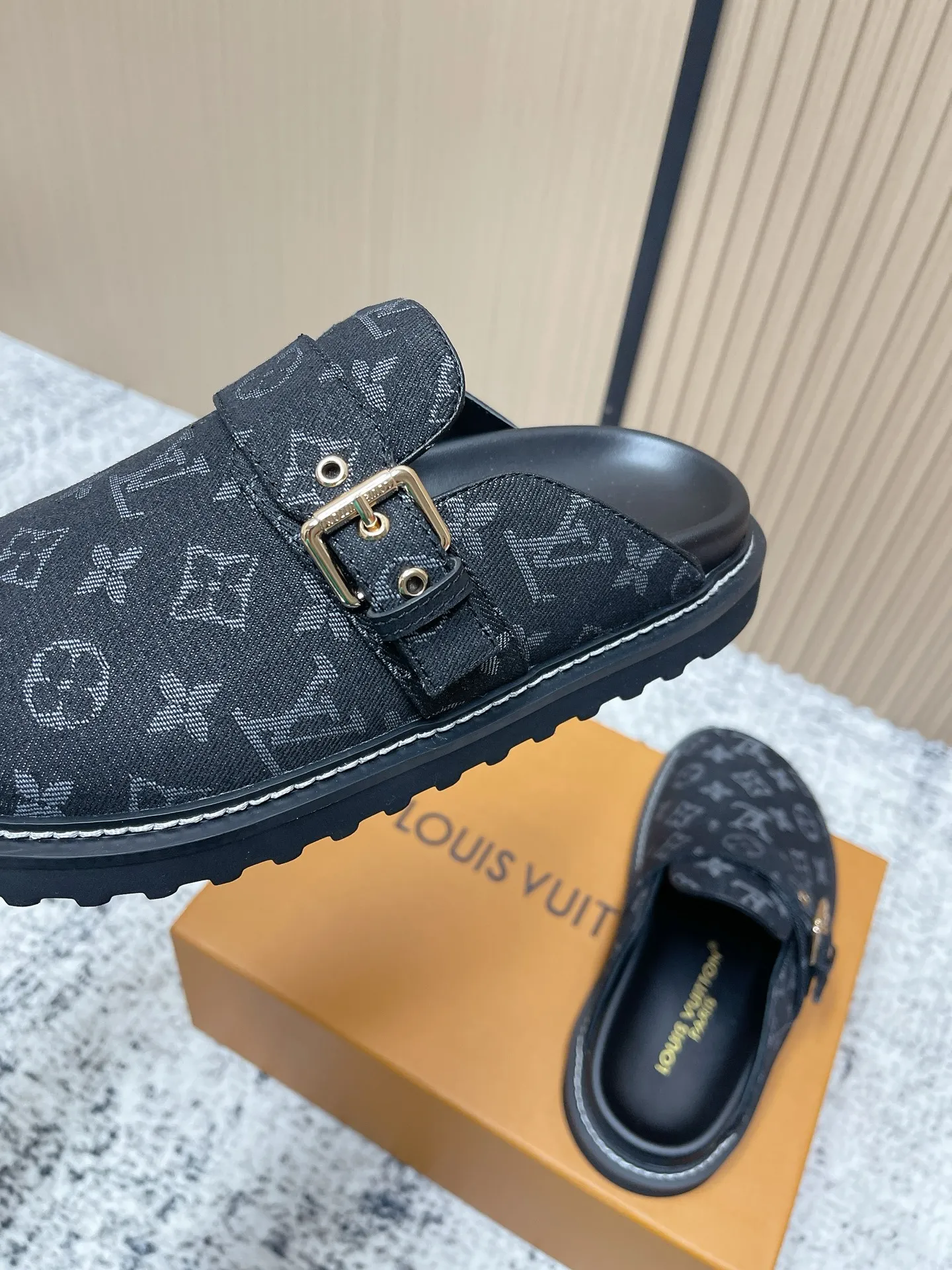[L Family] P: 460💰 Size: 35-46 (female 40.41, male 45 46 custom-made) Top version Louis vuitton Lv new couple Birkenstock slippers. Cute and cute, not too good on the feet. Simple and high-end slingback design. Ready to wear and go. Good news for lazy people. Imported cowhide leather upper/imported old calico. Original hardware buckle, original molded high-density foam outsole.
